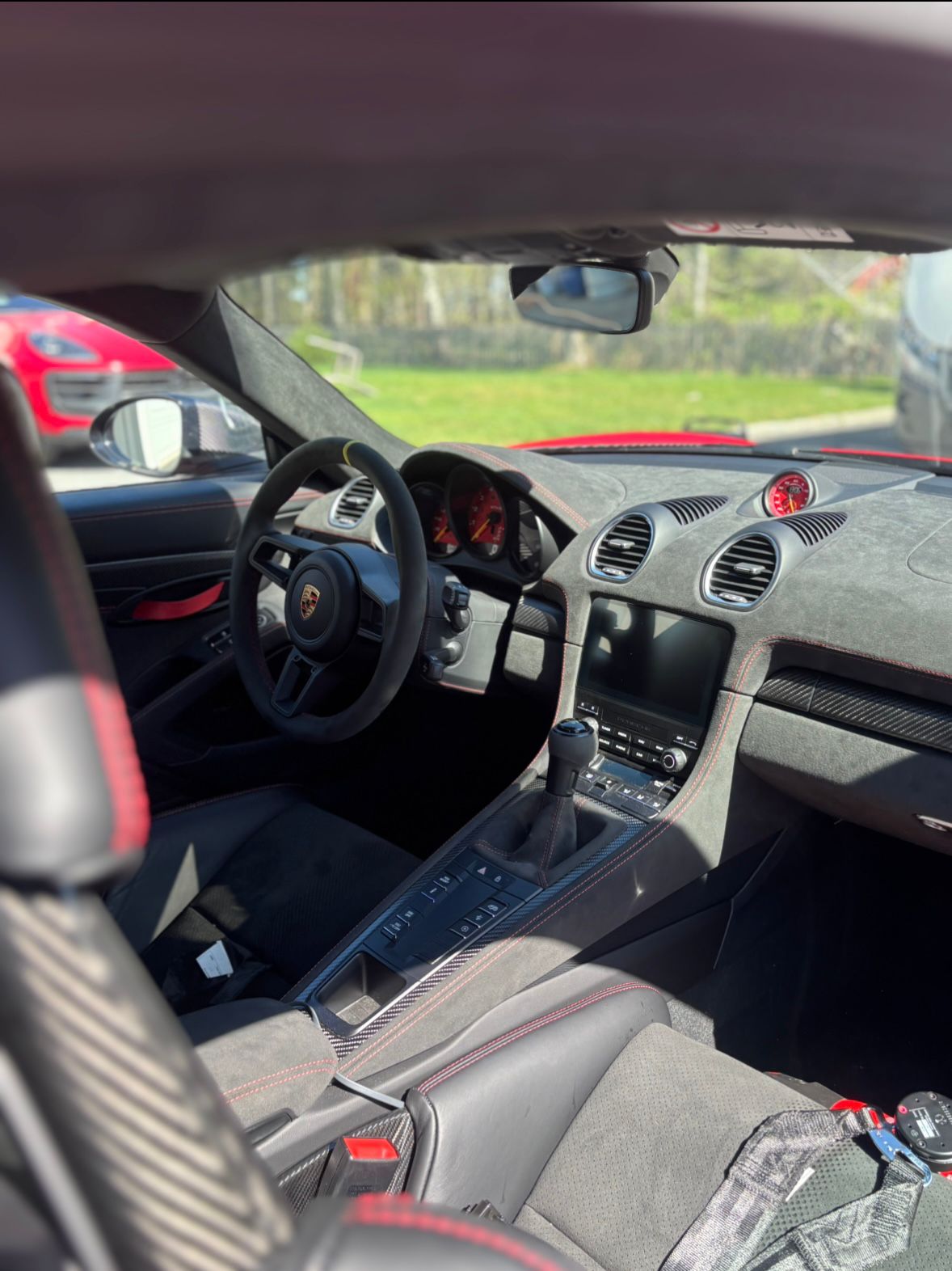 Röd Porsche GT4 RS efter rekond med Blixtrent skylt