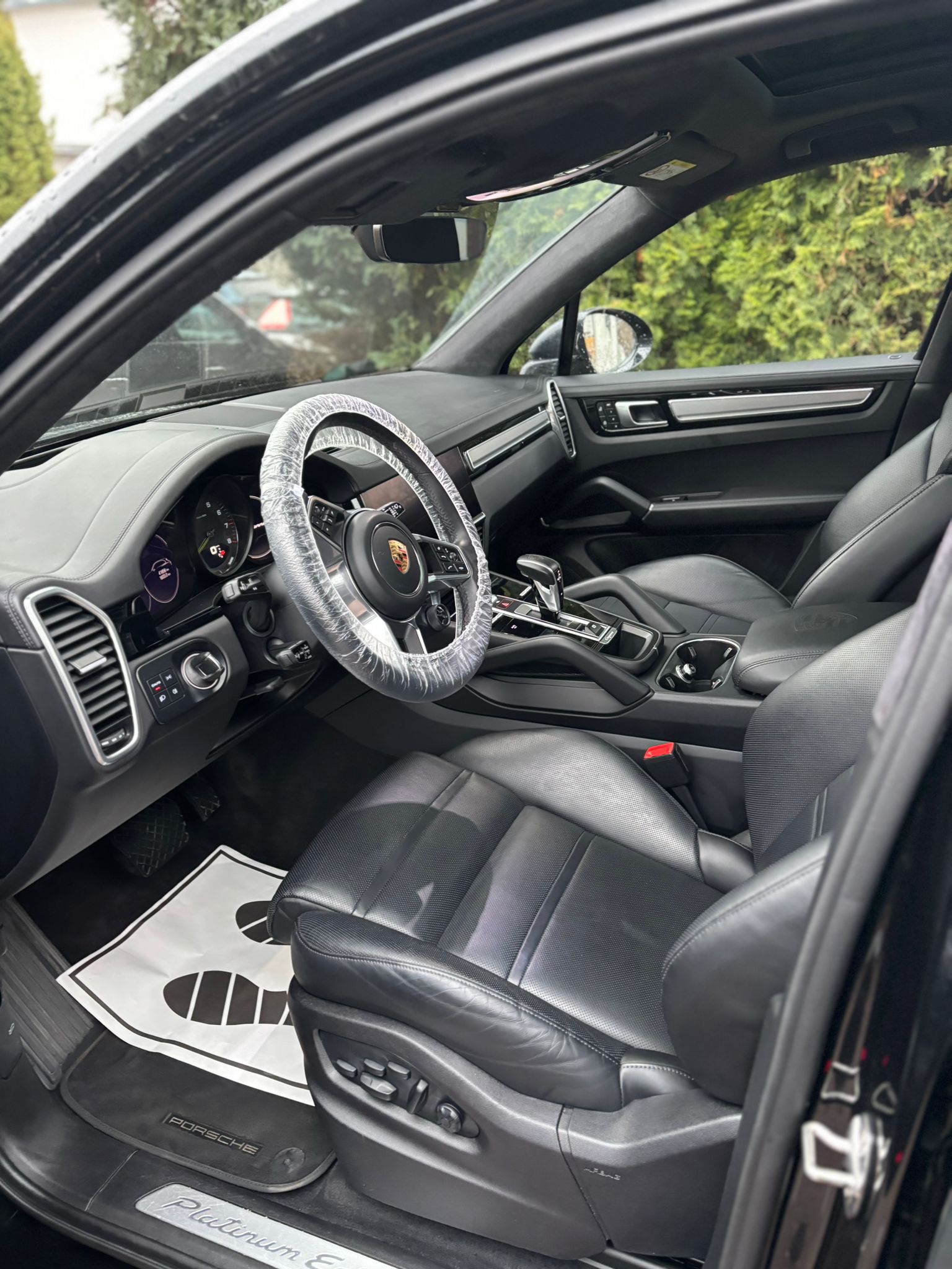 Porsche Cayenne interiör med svart läder efter invändig rekond