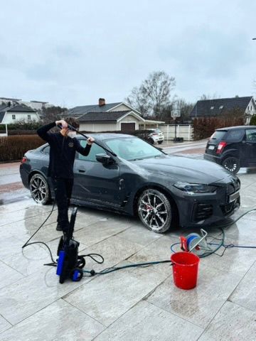 BMW i4 utvändig tvätt på plats